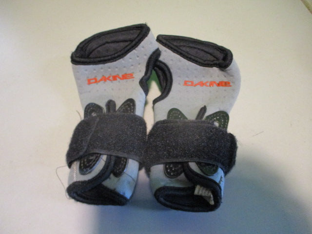 Load image into Gallery viewer, Used Dakine Size Small Skating Wrist Guards
