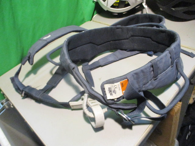Load image into Gallery viewer, Used Petzl Adjama Harness
