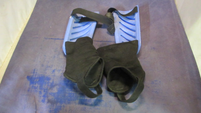 Load image into Gallery viewer, Used Puma Ultra Light Shin Guards Size Youth
