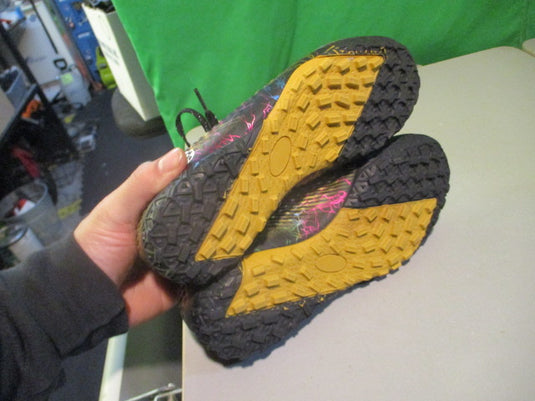 Use Novetra Size 6 indoor Soccer Cleats