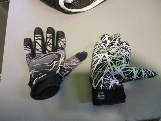 Load image into Gallery viewer, Used Cutters Game day Reciever Youth XS Football Gloves

