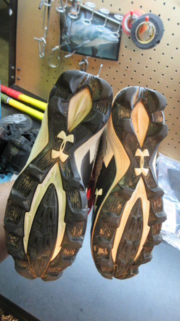Load image into Gallery viewer, Used Under Armour Size 1 Youth Football Cleats
