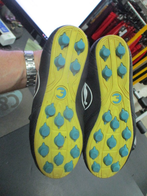 Load image into Gallery viewer, Used puma Size 3 soccer shoes
