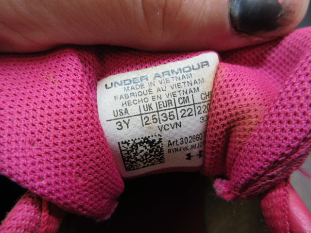 Load image into Gallery viewer, Used Under Armour Glyde 2.0 RM Softball Cleats - Size Youth 3
