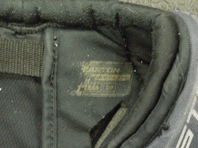 Load image into Gallery viewer, Used Easton Stealth C70 Hockey Chest Protector Size Small Heavy Use
