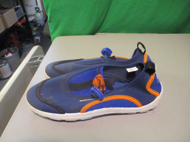 Load image into Gallery viewer, Used Speedo Junior Medium Water Shoes
