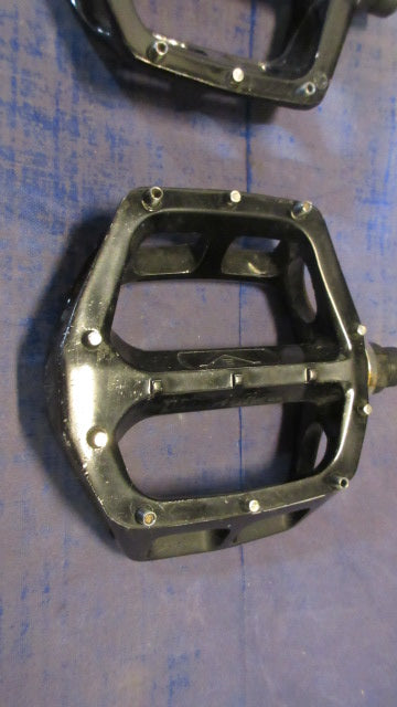 Load image into Gallery viewer, Used DMR Bikes V8 G0 Pedals - small wear
