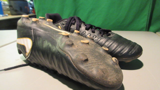 Load image into Gallery viewer, Used Nike Youth Tiempo 2.5Y Soccer Cleats
