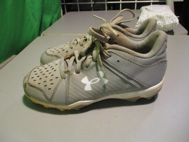 Load image into Gallery viewer, Used Under Armour Leadoff Size Youth 3 Cleats
