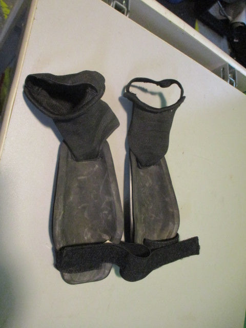 Load image into Gallery viewer, Used Nike Charge Size Youth Medium Soccer Shin Guards

