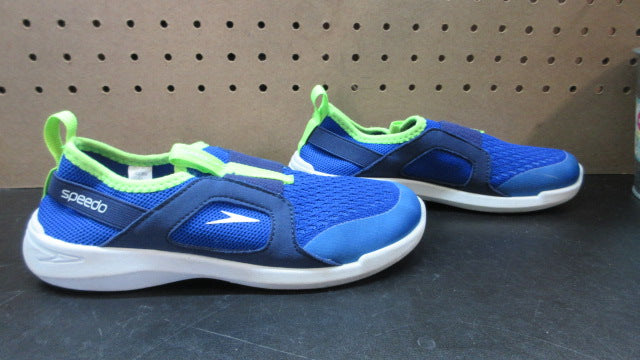 Load image into Gallery viewer, Used Speedo Water Shoes - Size Medium
