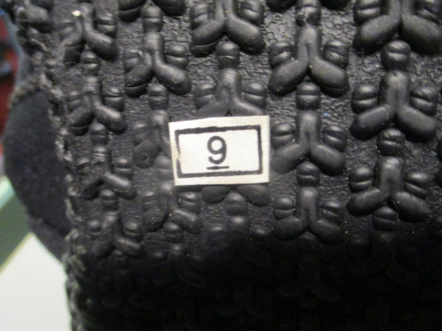 Load image into Gallery viewer, Used Neo Sports 5MM Size 9 Dive Boots
