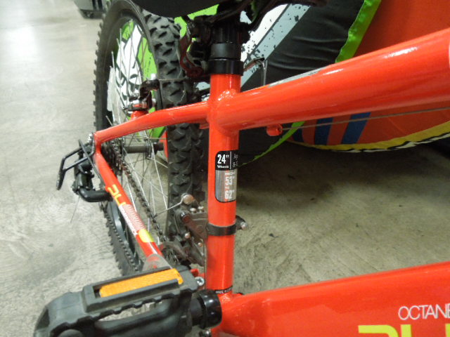 Load image into Gallery viewer, Used Diamondback Octane 24" 21 Speed Youth Mountain Bike
