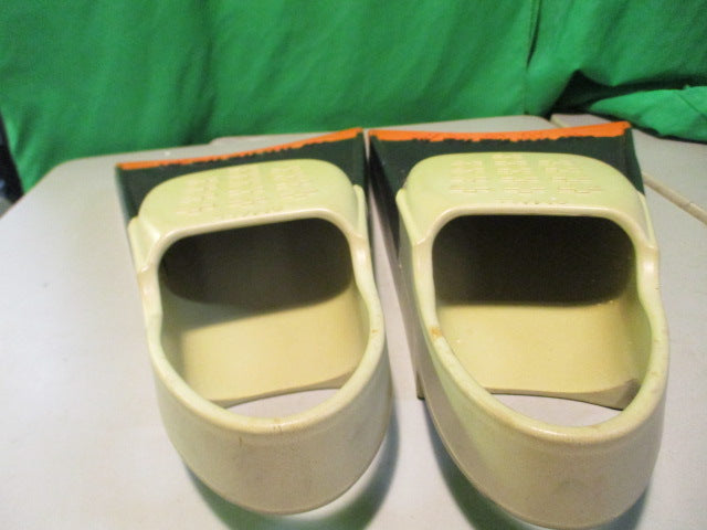 Load image into Gallery viewer, Used Yucca Small 14&quot; Swim Fins
