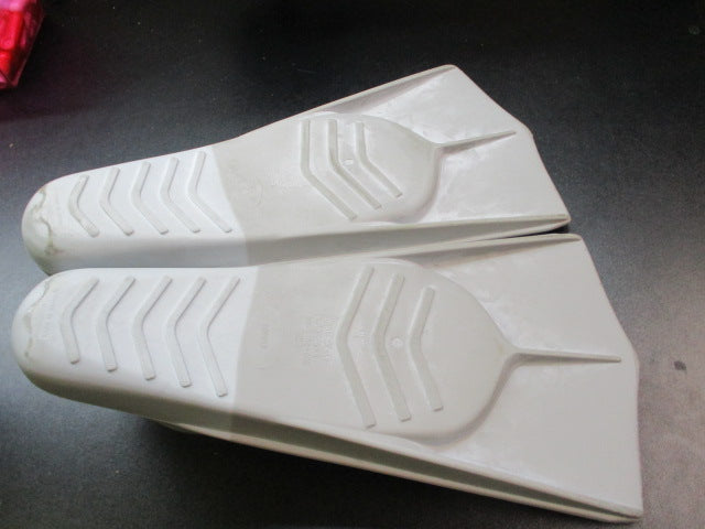 Load image into Gallery viewer, Used Speedo Swim Fins Size 8-9
