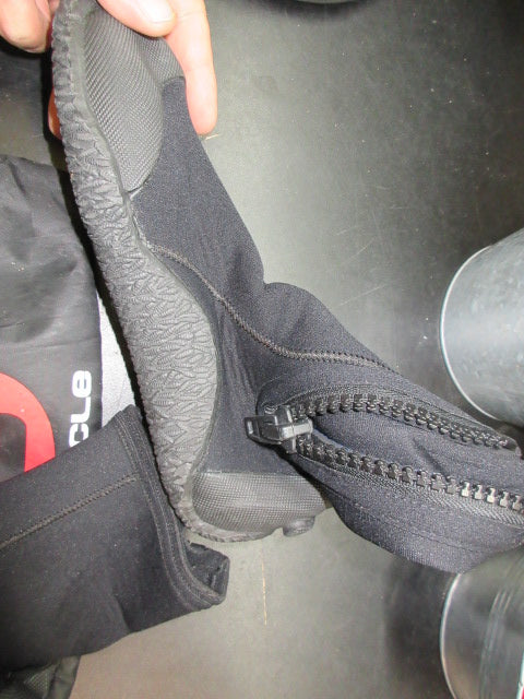 Load image into Gallery viewer, Used Pinnacle Size 6  DIVE BOOTS W/ Carry Bag

