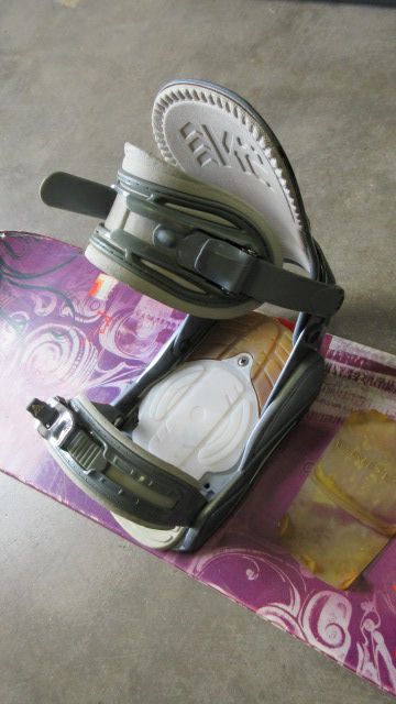 Load image into Gallery viewer, Used K2 Skyla Snowboard w/ K2 Bindings - 150 cm - small wear
