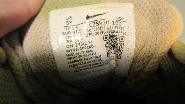 Load image into Gallery viewer, Used Nike Trout Cleats Size 5
