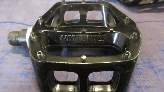 Load image into Gallery viewer, Used DMR Bikes V8 G0 Pedals - small wear
