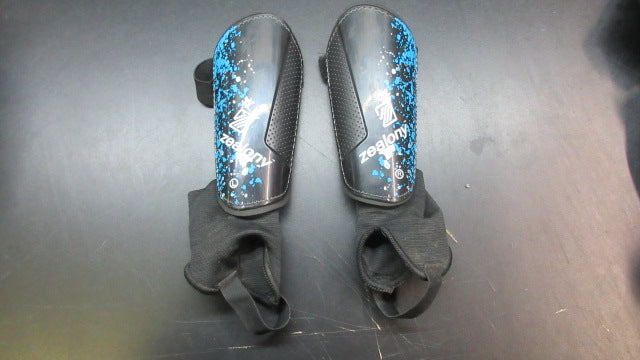 Load image into Gallery viewer, Used Zealony Soccer Shin Guards - Size Medium
