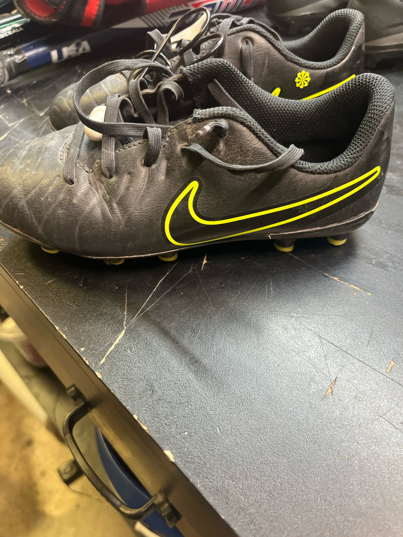Load image into Gallery viewer, Used Nike Size 1Y Black Green Cleats
