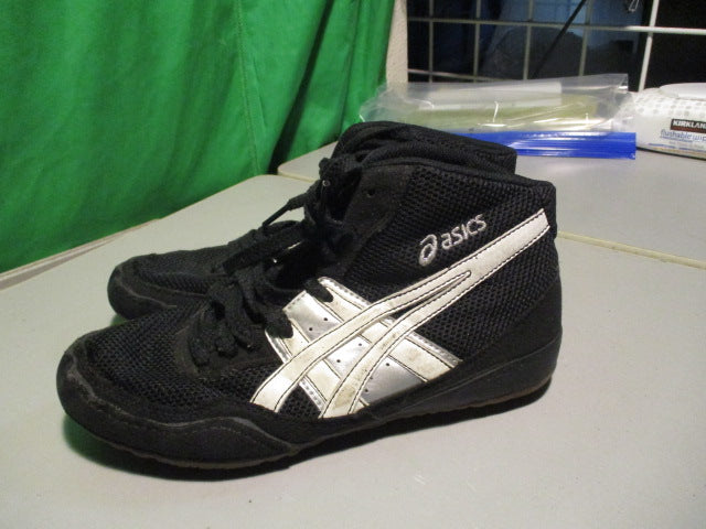 Load image into Gallery viewer, Used Oasics Size 6 Wrestling Shoes
