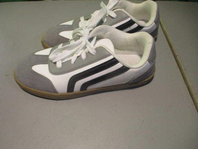 Load image into Gallery viewer, Used cat &amp; Jack Size 5 Shoes
