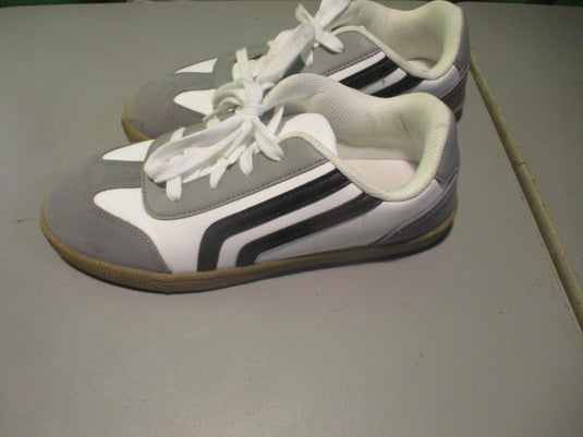 Used cat & Jack Size 5 Shoes