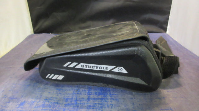 Load image into Gallery viewer, Used DTUCycle Bicycle Bag - broken zipper
