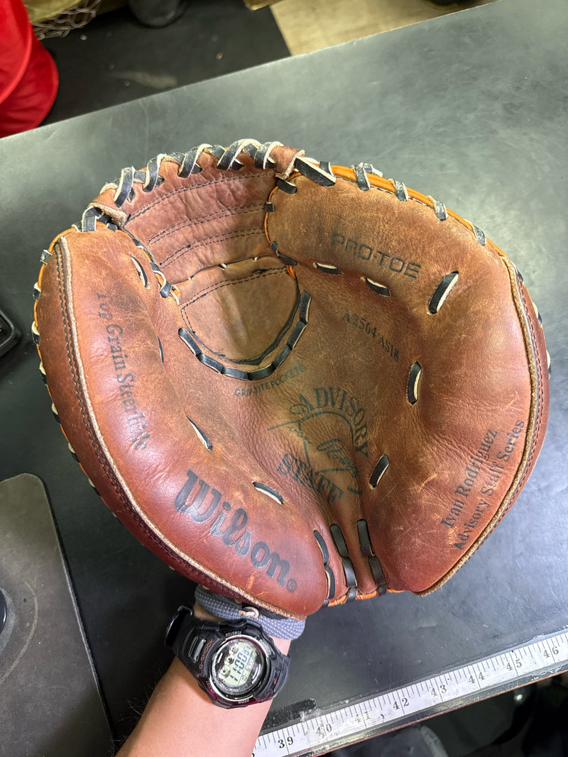 Load image into Gallery viewer, Used Wilson A2564 Staff Series Ivan R. Pro-Toe Catchers Mitt RHT
