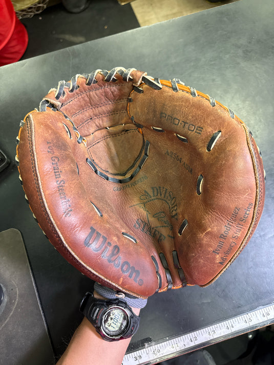 Used Wilson A2564 Staff Series Ivan R. Pro-Toe Catchers Mitt RHT