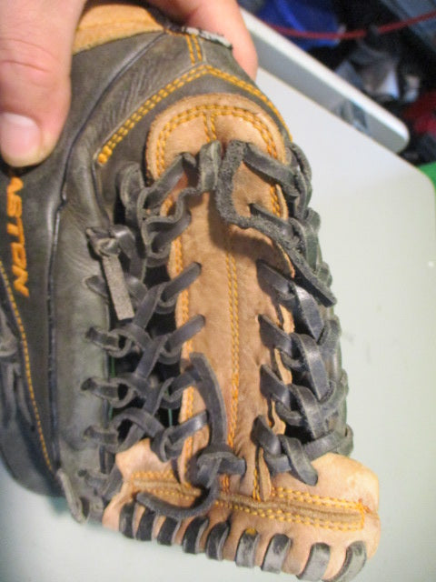 Load image into Gallery viewer, Used Easton Mako 11.5 Glove - RHT
