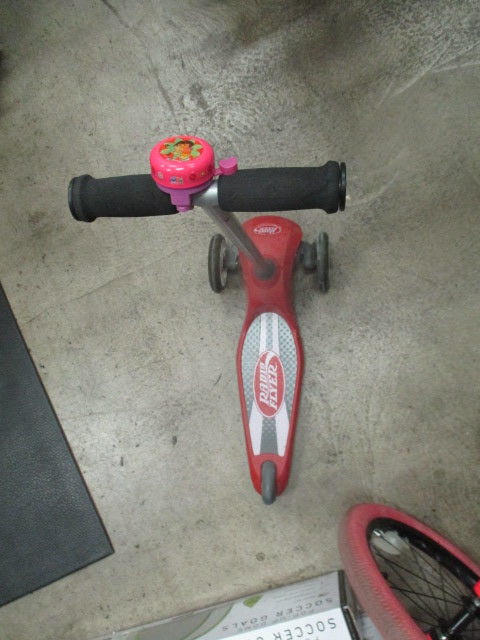 Load image into Gallery viewer, Used Radio Flyer 3 wheeled SCOOTER W/Bell
