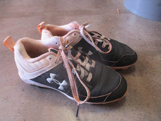 Load image into Gallery viewer, Used Under Armour Lead Off Baseball Cleats Size 1.5
