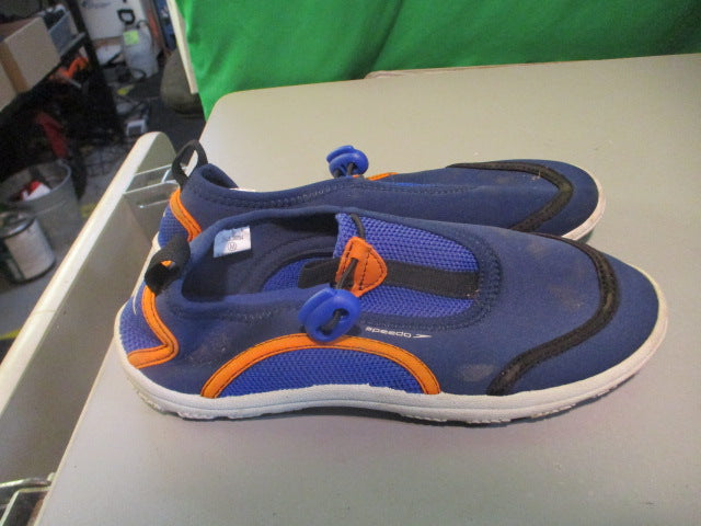Load image into Gallery viewer, Used Speedo Junior Medium Water Shoes
