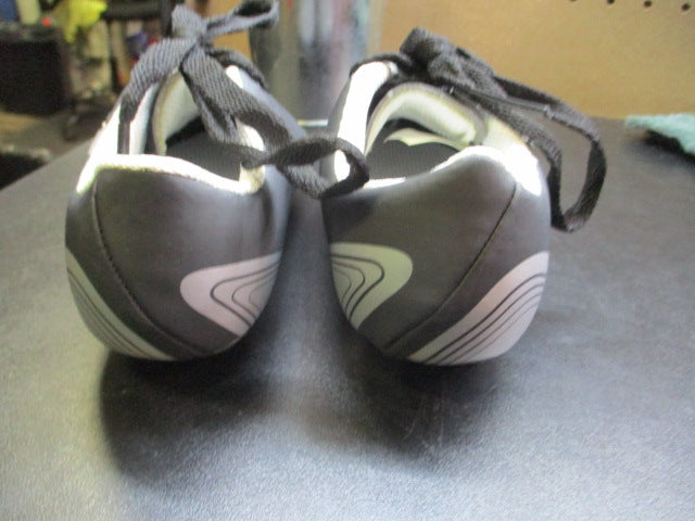 Load image into Gallery viewer, Diadora Soccer Cleats Youth Size 9.5
