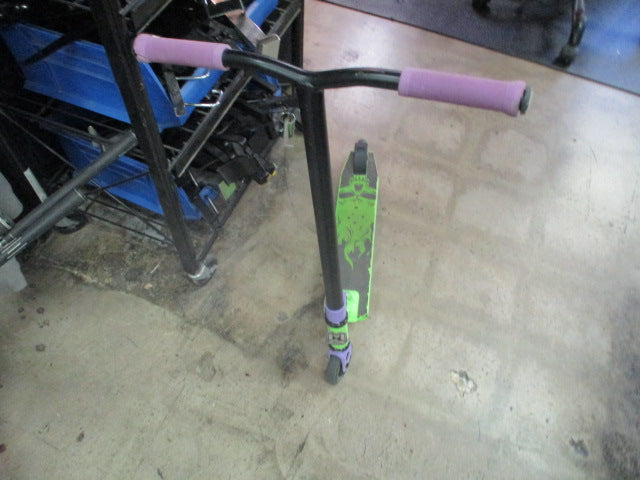 Load image into Gallery viewer, Used Madd Gear Trick Scooter
