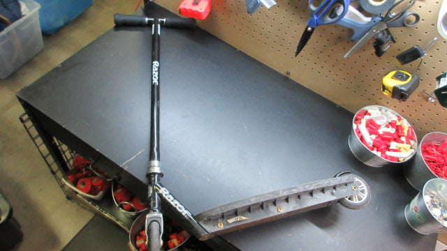 Load image into Gallery viewer, Used Razor Foldable Kick Scooter
