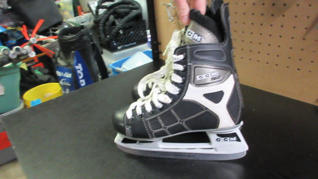 Load image into Gallery viewer, Used CCM 92 Youth skates Size 3

