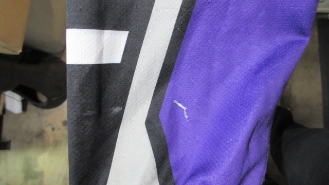 Load image into Gallery viewer, Used Purple Hockey Siocks - wear
