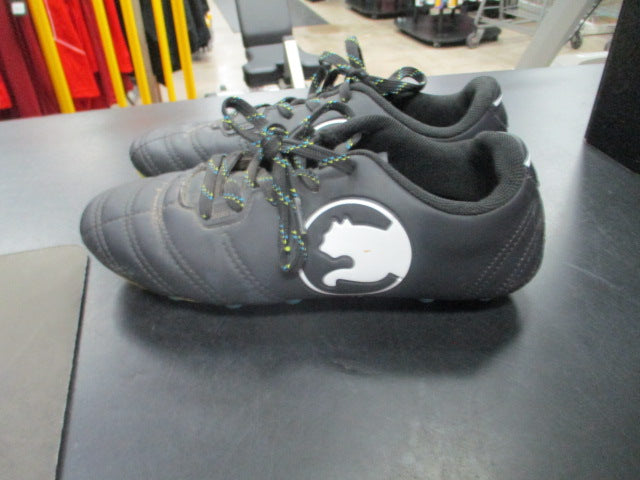 Load image into Gallery viewer, Used puma Size 3 soccer shoes
