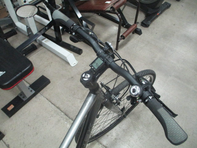 Load image into Gallery viewer, Used Trek 7.2FX 700C 24 Speed Hybrid Bike w/ Computer (Needs New Tire &amp; Tune Up)
