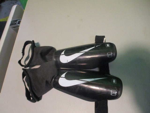 Load image into Gallery viewer, Used Nike Charge Size Youth Medium Soccer Shin Guards
