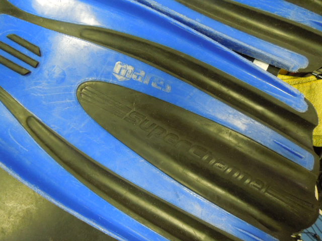 Load image into Gallery viewer, Used Mares Avanti Superchannel Fins in Blue Size Small
