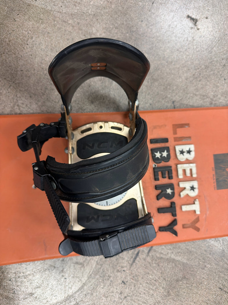 Load image into Gallery viewer, Used 5150 Snowboard w/ NCM Bindings
