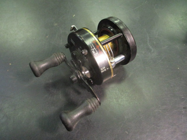 Load image into Gallery viewer, Vintage Shakespeare Sigma 0002 Baitcasting Fishing Reel
