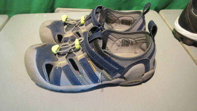 Load image into Gallery viewer, Used Keen Size 5 Hiking Sandals
