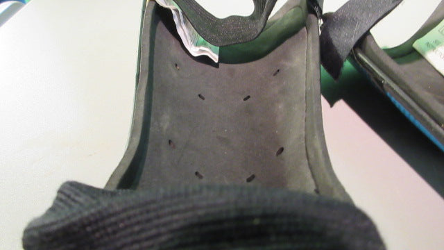 Load image into Gallery viewer, Used Champro Youth Small Soccer Shin Guards

