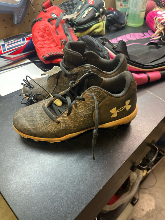 USED UNDER ARMOR BLACK SIZE 7 BASEBALL CLEATS