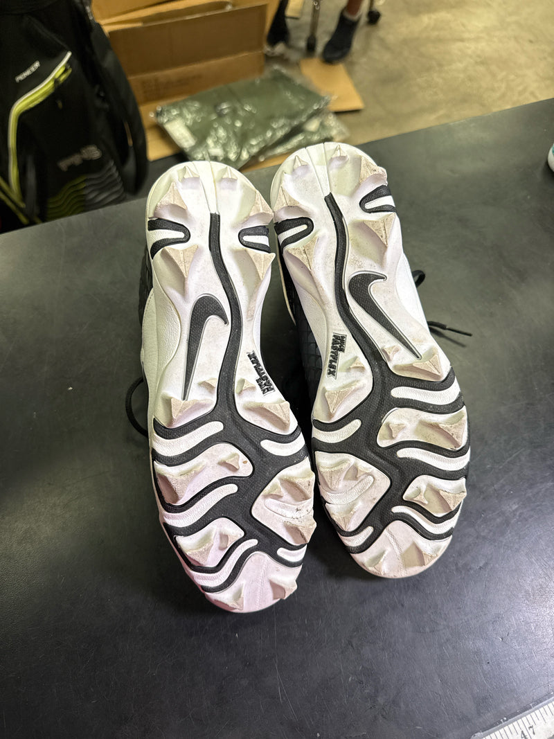 Load image into Gallery viewer, Used Nike Fastflex 27 Football Cleats Size 8
